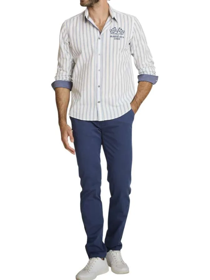 Jean en coton bleu à coupe ajustée pourvu de multiples poches