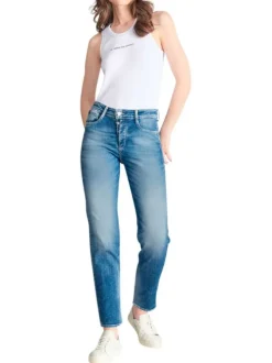 Jean en coton bleu délavé aux cuisses avec une coupe mom et une taille haute