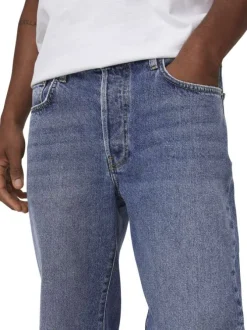 Jean en coton bleu délavé avec une coupe baggy et des passants à la taille