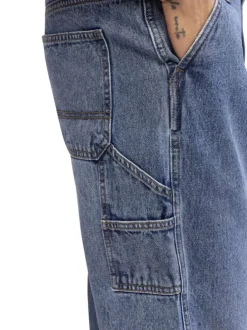 Jean en coton bleu délavé avec une coupe droite et de multiples poches