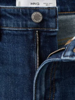 Jean en coton bleu indigo délavé avec une coupe slim et 5 poches