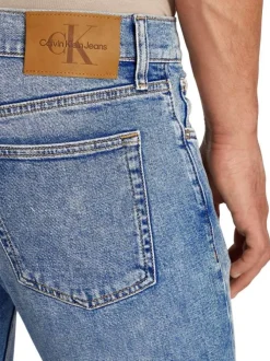 Jean en coton bleu stone délavé avec une coupe slim et une taille intermédiaire