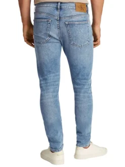 Jean en coton bleu stone délavé avec une coupe slim et une taille intermédiaire