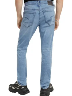 Jean en coton bleu stone légèrement délavé avec une coupe slim
