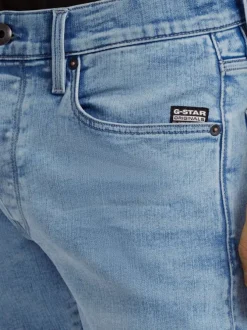 Jean en coton bleu stone légèrement délavé avec une coupe slim