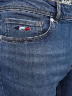 Jean en coton bleu uni avec une coupe droite et une étiquette d'authentification