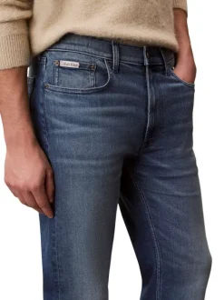 Jean en coton bleu uni avec une coupe droite à zip et à bouton