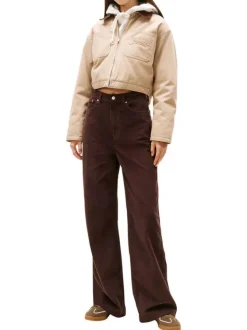 Jean en coton brun avec une coupe bootcut et une fermeture zippée à bouton
