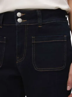 Jean en coton brut uni avec une coupe bootcut et poches plaquées