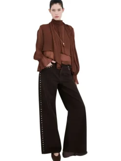 Jean en coton chocolat uni avec une coupe flare à zip et à bouton