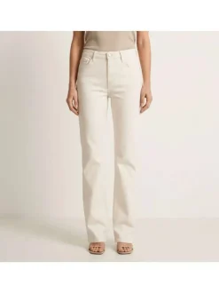 Jean en coton écru uni pourvu d'une coupe bootcut et de multiples poches
