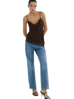 Jean en coton indigo uni avec une coupe droite et des poches plaquées à l'avant