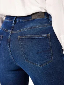 Jean en coton indigo uni pourvu de multiples poches et d'une coupe slim