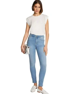Jean en coton mélangé bleu délavé avec une coupe slim et surpiqûres beiges