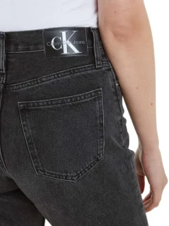 Jean en coton mélangé noir délavé avec une coupe mom et une taille haute