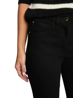 Jean en coton mélangé noir uni avec une coupe slim à zip et à bouton