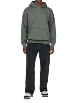 Jean en coton noir légèrement délavé avec une coupe baggy et des passants