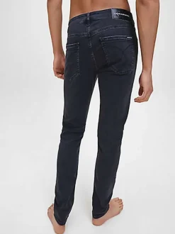 Jean gris foncé avec une coupe slim et une taille élastiquée boutonnée