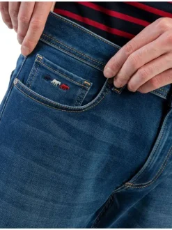 Jean indigo délavé avec une coupe ajustée et des passants pour la ceinture