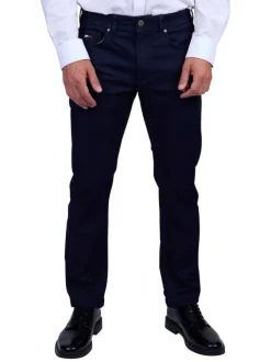 Jean indigo uni avec une coupe ajustée et poches plaquées arrière