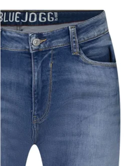 Jean 800/12 Jogg en coton bleu pourvu d’une coupe droite et de multiples poches
