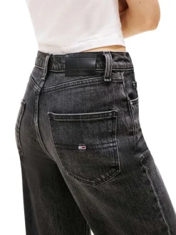 Jean noir avec une coupe droite et une fermeture zippée à bouton