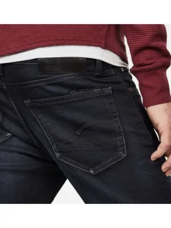 Jean noir avec une coupe slim à poches et des passants pour ceinture