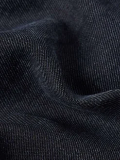 Jean noir avec une coupe slim à poches et des passants pour ceinture
