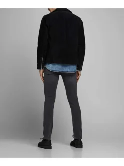 Jean noir effet délavé a style 5 poches et avec une coupe slim