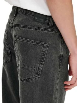 Jean noir en coton coupe droite à 5 poches avec surpiqûres