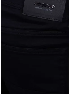 Jean noir uni avec une coupe modern-fit une taille mi-haute et le logo brodé