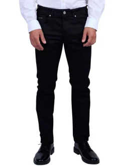 Jean noir uni avec une coupe modern-fit une taille mi-haute et le logo brodé