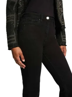 Jean noir uni avec une coupe slim et fermeture avec un bouton et un zip