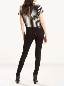Jean noir uni avec une coupe slim et fermeture zippée boutonnée