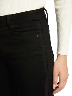 Jean noir uni avec une coupe slim et une taille intermédiaire