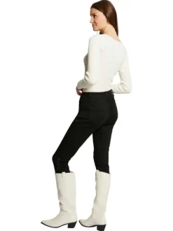 Jean noir uni avec une coupe slim et une taille intermédiaire