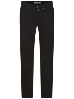 Jean noir uni coupe droite avec une fermeture avec un zip et un bouton