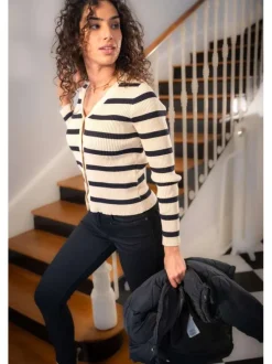 Jean noir uni femme avec une coupe skinny et un style 5 poches