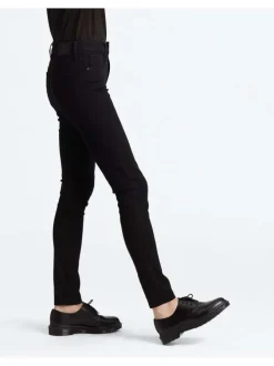 Jean noir uni femme avec une coupe skinny et un style 5 poches