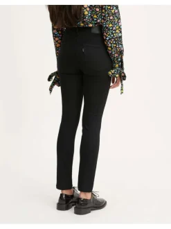 Jean noir uni femme avec une coupe skinny et un style 5 poches