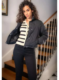 Jean noir uni femme avec une coupe skinny et un style 5 poches