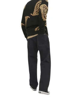 Jean noir uni 5 poches avec une coupe loose et une taille mi-haute