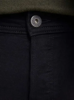 Jean noir uni style 5 poches avec une coupe slim stretch