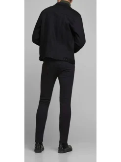 Jean noir uni style 5 poches avec une coupe slim stretch