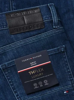 Jean nuit délavé avec une coupe slim à fermeture zippée boutonnée