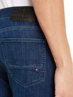 Jean nuit délavé avec une coupe slim à fermeture zippée boutonnée