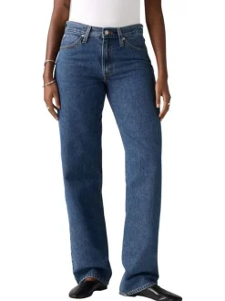 Jean 5 poches en coton bleu délavé avec une coupe large et jacron beige