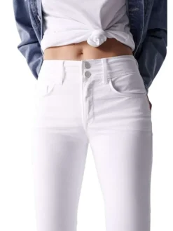 Jean slim en coton blanc uni avec bijou argenté sur la poche gousset