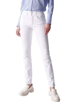 Jean slim en coton blanc uni avec bijou argenté sur la poche gousset