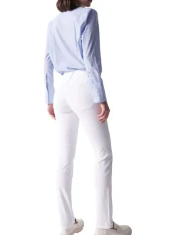 Jean slim en coton blanc uni avec bijou argenté sur la poche gousset
